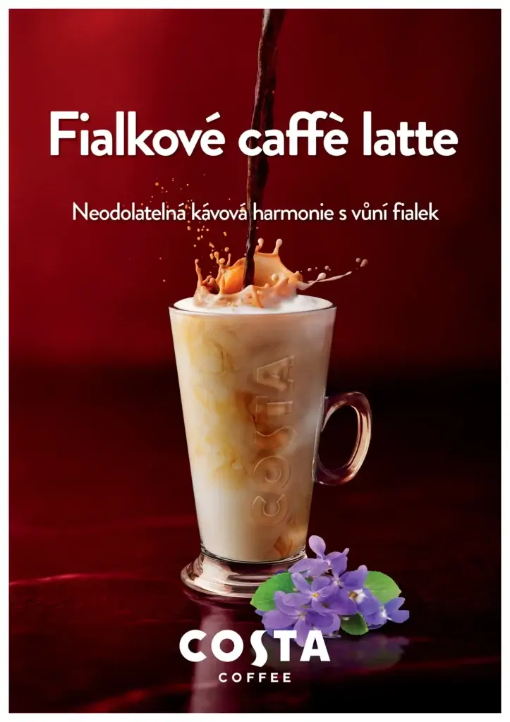 Fialkové caffe latte chutná a voní po jaru