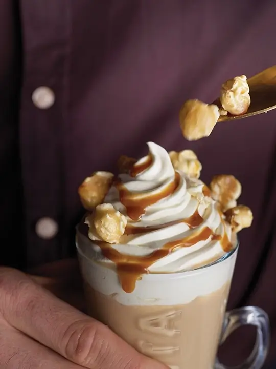 Originální spojení chutí v Karamelovo-popcornovém Caffé Latte